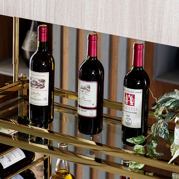 Porta del vino sospeso in metallo da cucina con supporto di vetro e scaffale