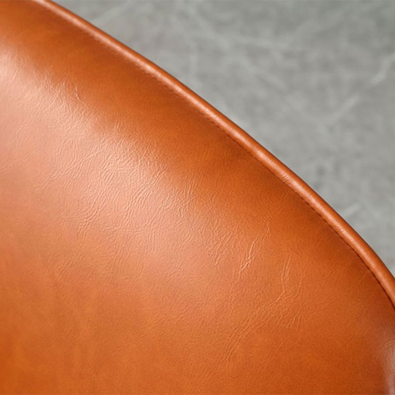 Chaise d'accentuation en cuir arrière en cuir serré de couleur unie avec quatre jambes