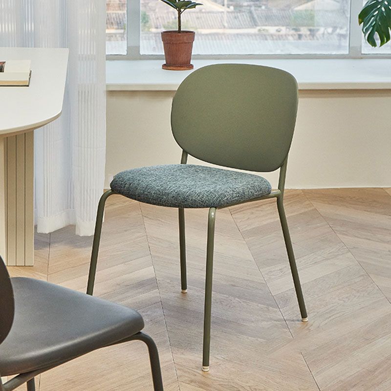 Silla de plástico de brazo tapizado moderno con base de metal para restaurante