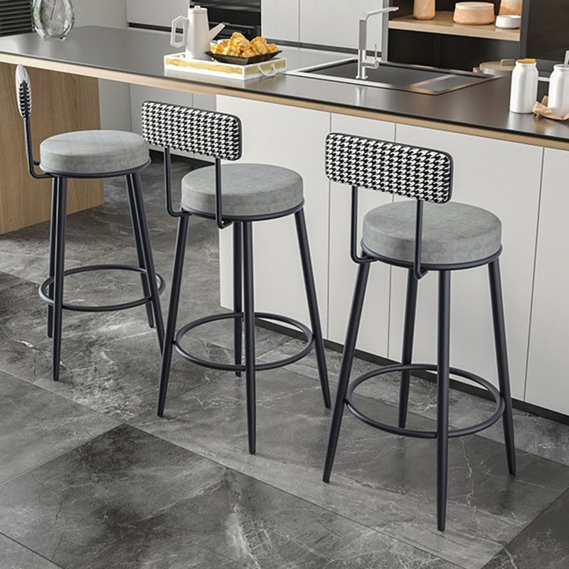 Stoffen ronde stoel aanrecht Stool Scandinavische lage rug barkruk met 4 zwarte ijzeren benen