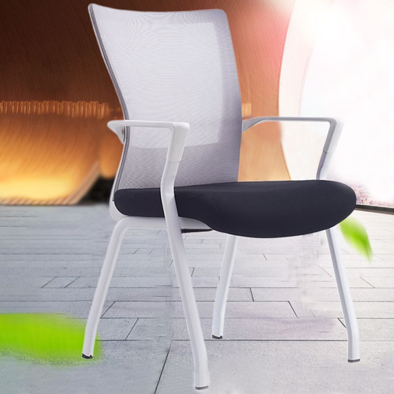 固定武器室の椅子は悲惨な現代の人間工学に基づいた机の椅子なし