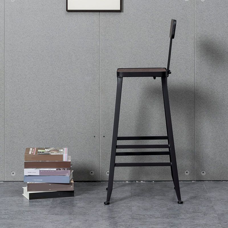 Schwarzer Barhocker mit Holzplatte im Industriestil für den Innenbereich, 4 Beine, für Cafés