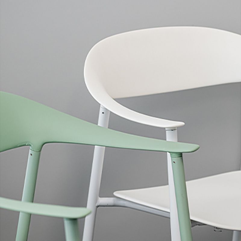 Moderne open achterzijde stoel plastic eetkamerstoel met metalen basis