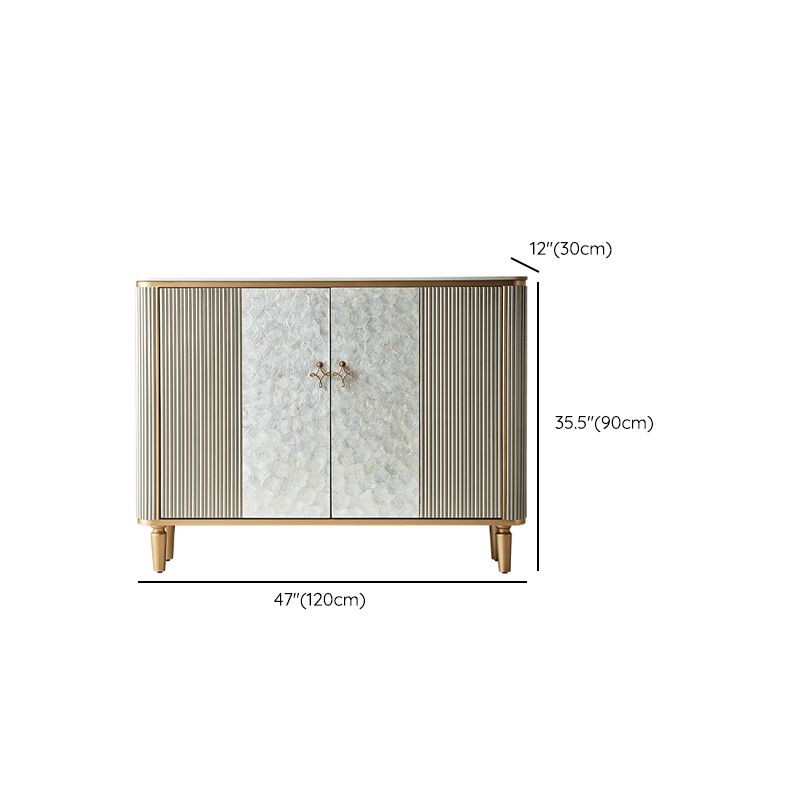 Gli armadietti della credenza glam includevano supporto a buffet con spazio per la sala da pranzo