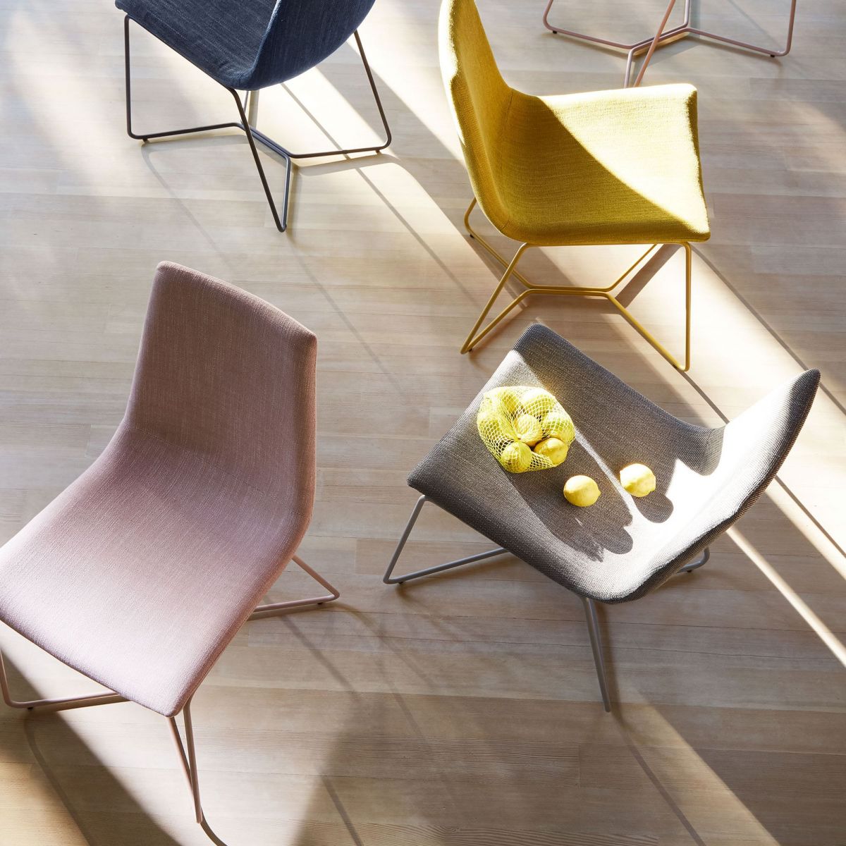 Silla tapizada de metal silla de espalda abierta contemporánea para el comedor