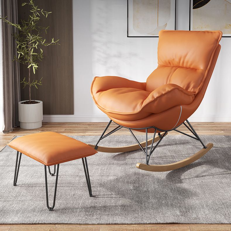 Chaise à bascule intérieure moderne couleur des jambes sombres chaise de culbuteur avec ottoman