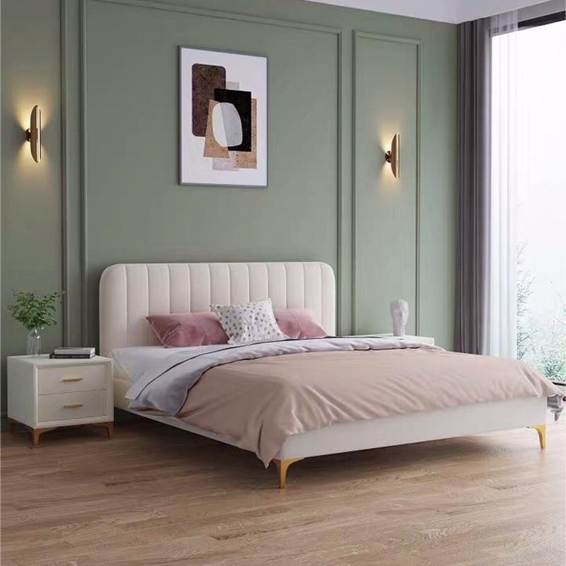 Lit blanc contemporain avec une tête de lit en faux cuir rectangle