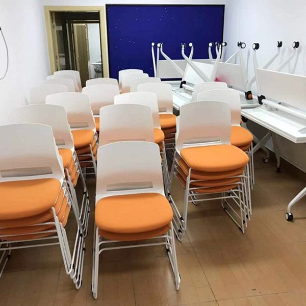 Eigentijdse armloze bureaustoel geen pijnlijke ergonomische stoel