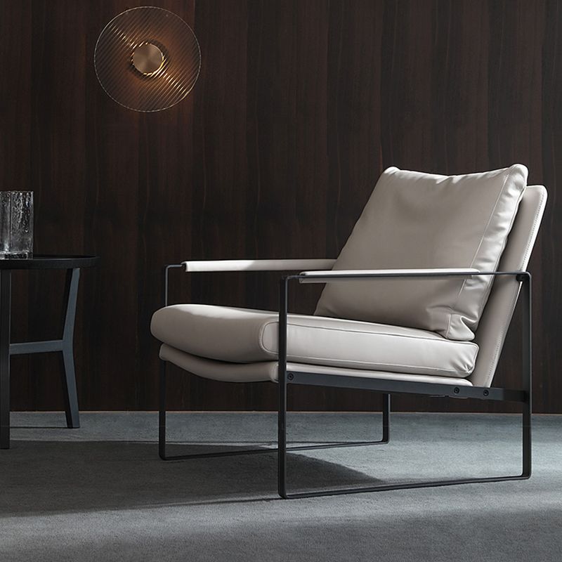 Sedia a braccio di slitta moderna di metà secolo in finta poltrona di accento in pelle per soggiorno