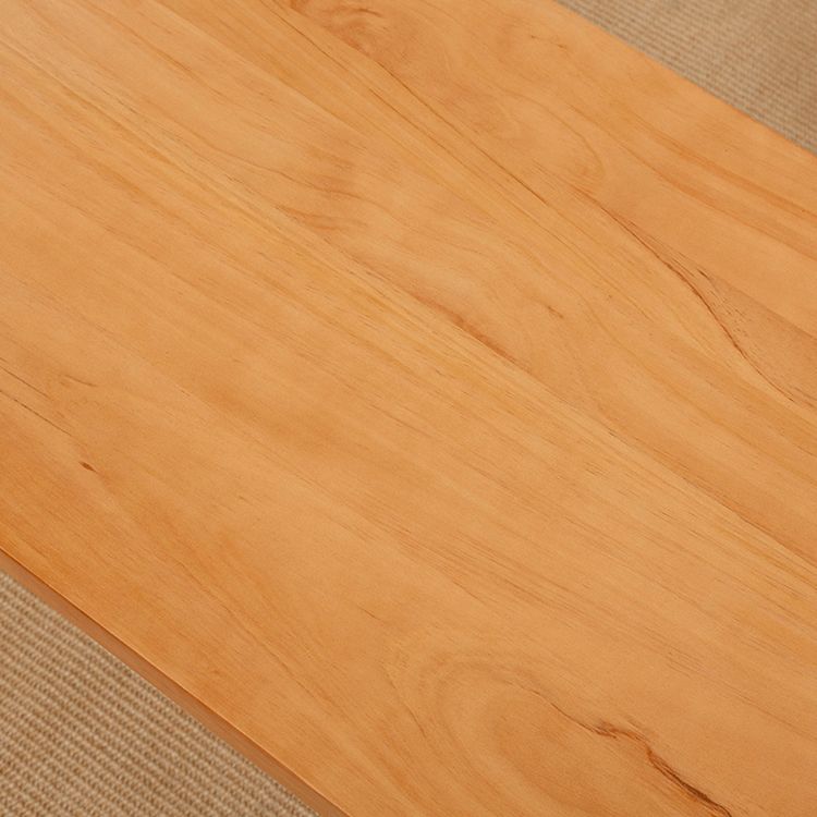 Table basse scandinave avec plateau en bois massif et base en acrylique