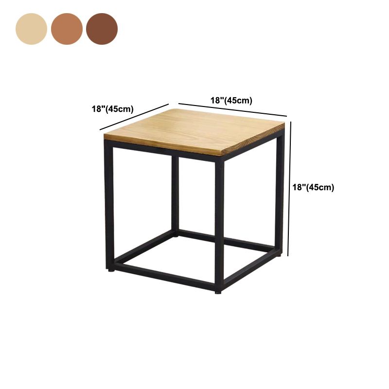 Set di tavolini da caffè nidificante scandinavo con top in legno massiccio e base di ferro