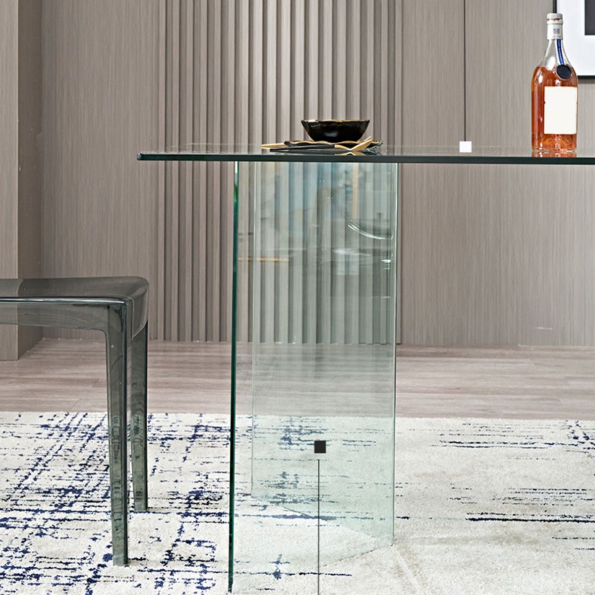 Moderne rechthoekige eettafel met glazen blad en dubbel voetstuk