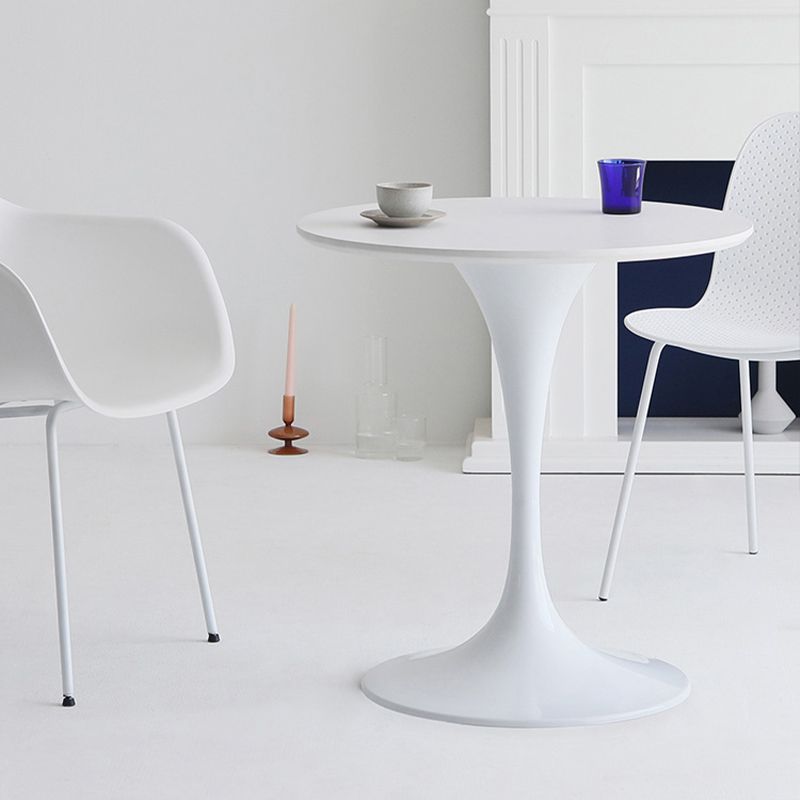 リビングルームラウンドトップダイニングテーブルメタルベース付きコンテンポラリーダイニングテーブル