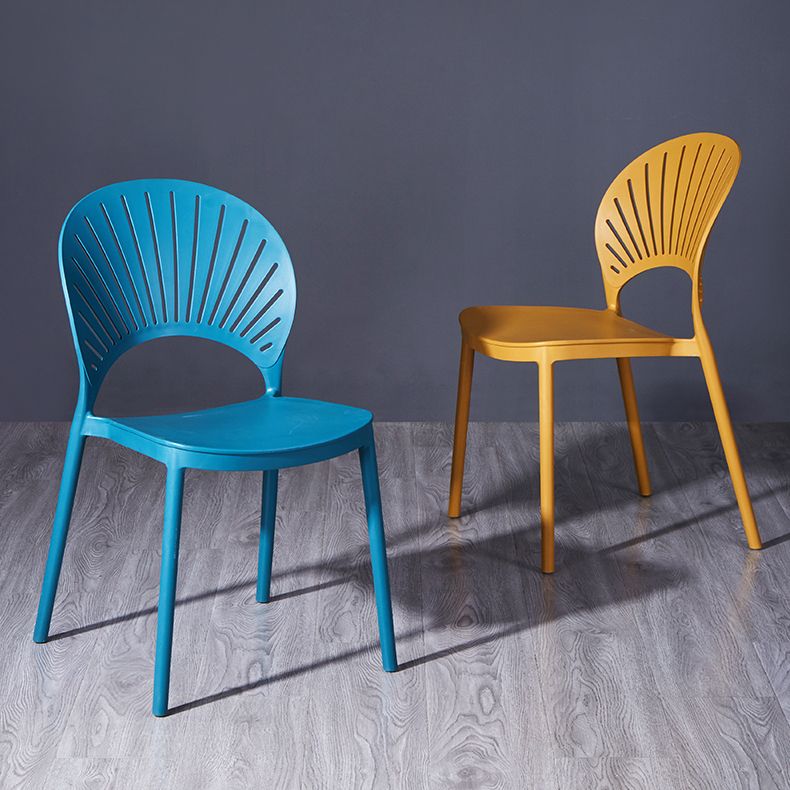 Sedia di plastica moderna aperta mobile da pranzo sul retro in finitura opaca