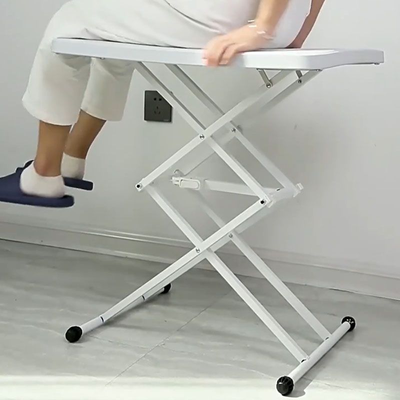 Escritorio de oficina plegable de forma rectangular con patas de metal en blanco