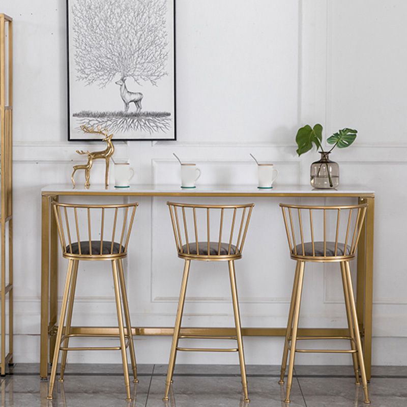 Moderner Bartisch mit weißer Kunstmarmorplatte und goldenem Sockel