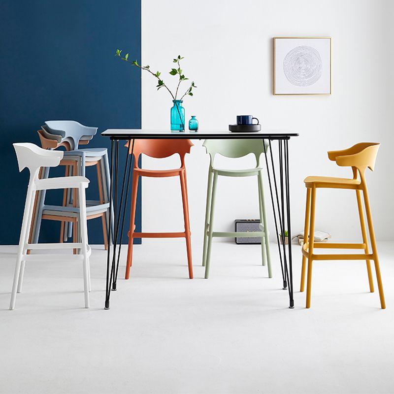 Bassista da barra da barra da barra da bar contemporanee.