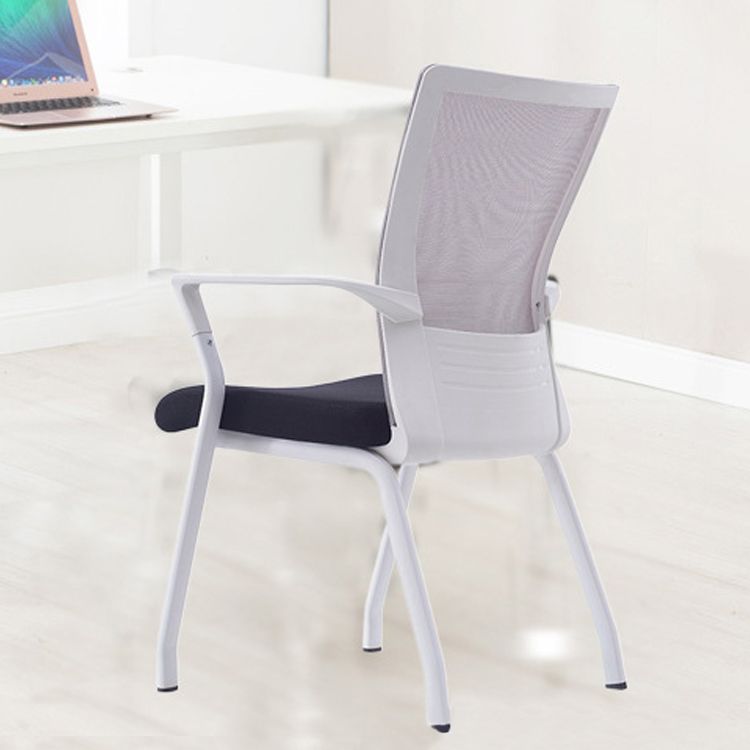 固定武器室の椅子は悲惨な現代の人間工学に基づいた机の椅子なし