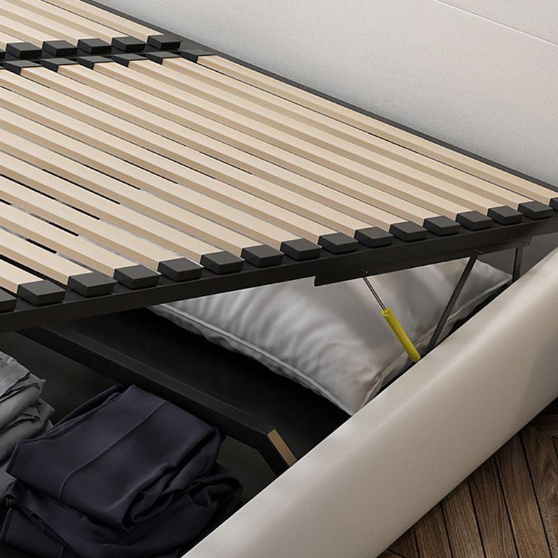 Lit blanc contemporain avec une tête de lit en faux cuir rectangle