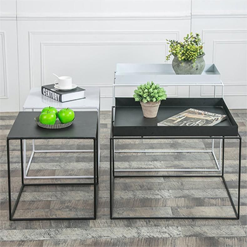 Mesa de metal de la mesa de esquina negra de mediados del siglo