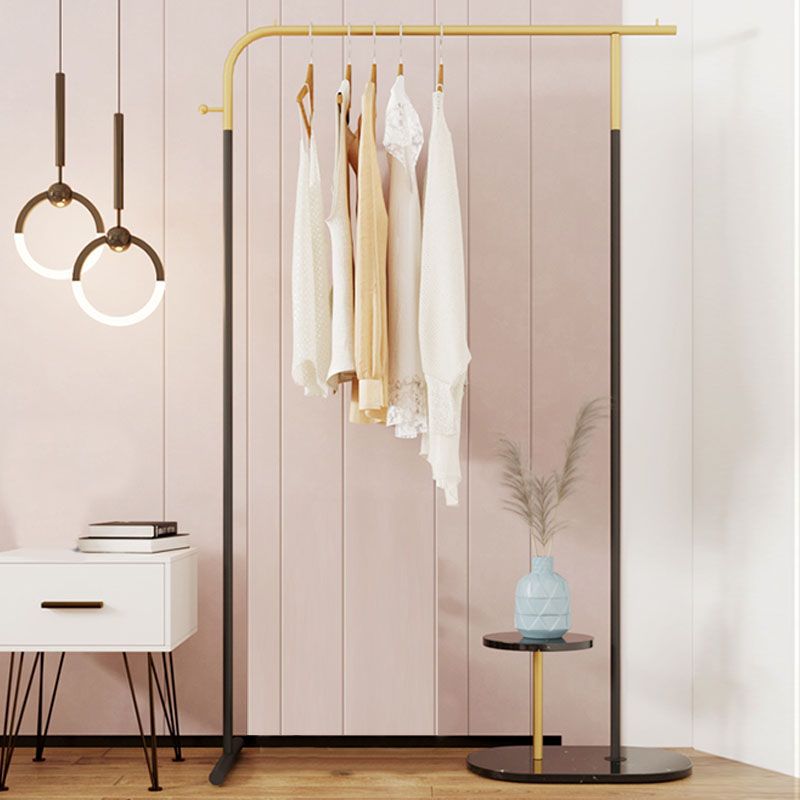 Lujosa rejilla de pelaje de capa de pie de pie de metal con fondo de mármol