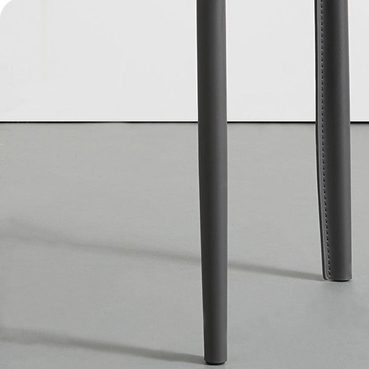 Silla de comedor de cuero y metal sin brazo de forma sintética contemporánea