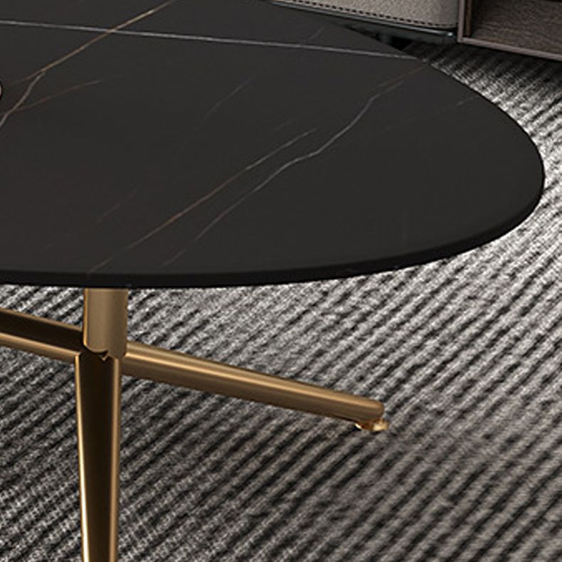 Mesa de centro estilo Glam con tapa de piedra ovalada y base de caballete de acero