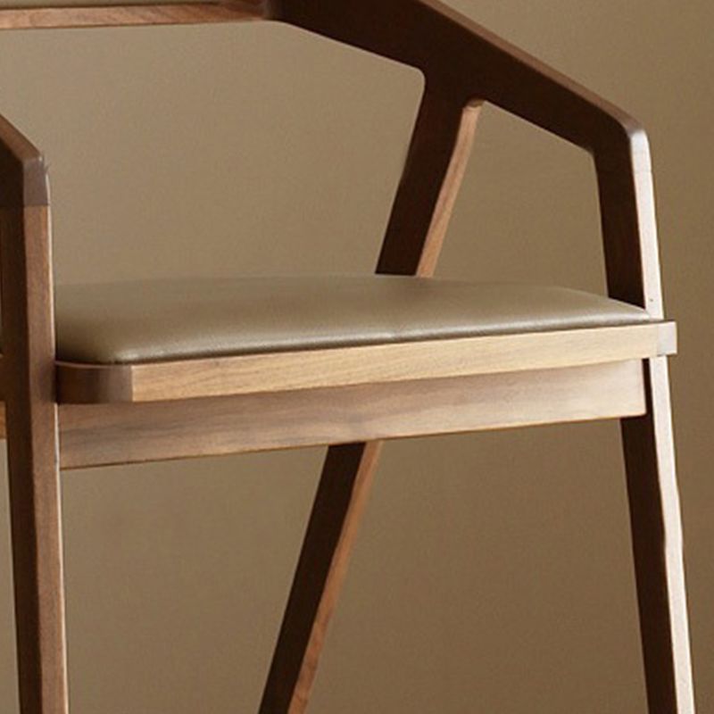 Eigentijdse keuken dineren fauteuil houten kant eetstoelen in bruin