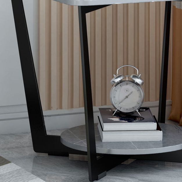 Mesa de pizarra cuadrada de las patas cruzadas contemporáneas con estante