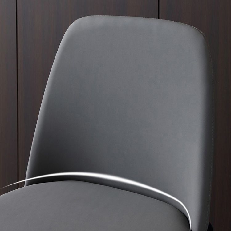 7枚の焼結された石と無垢材のダイニングルームの家具セット