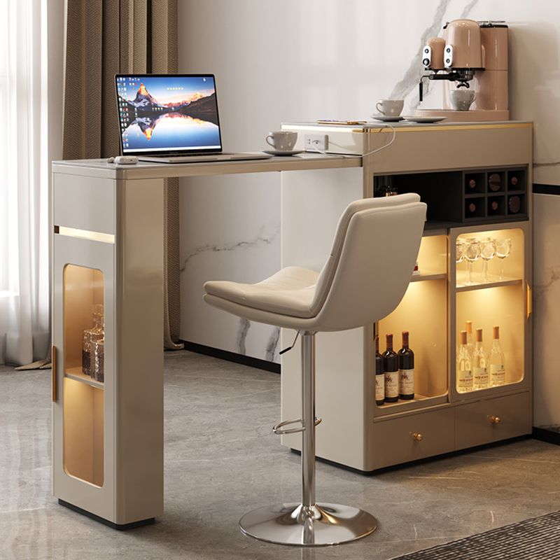Zeitgenössischer Bartisch mit Steinplatte und Untergestell aus Holzwerkstoff