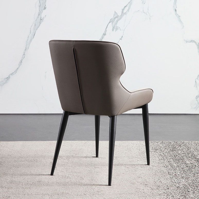 Sedia da pranzo in pelle contemporanea sedia laterale di wingback con gambe in acciaio in finitura opaca