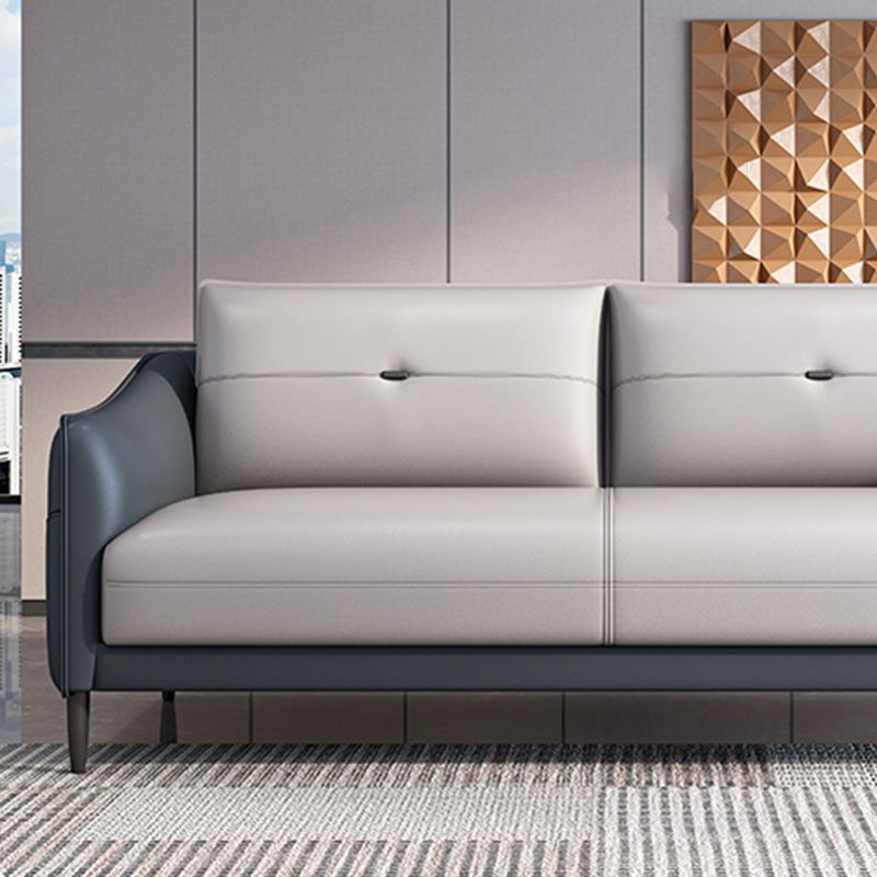 Sofá de cuero gris con cuatro patas sueltas de estilo nórdico de espalda