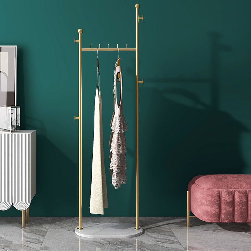 Ganci metallici della sala contemporanea non includevano un rivestimento per cappotti indipendenti