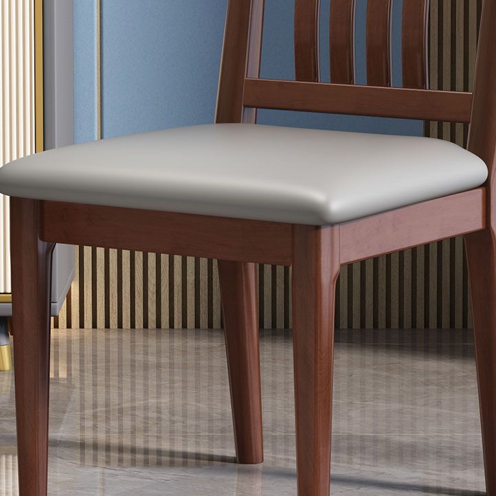 Industriële keuken eetkamerstoel massief houten lat achter armloze stoel