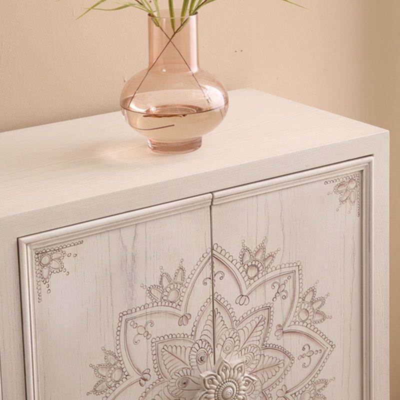 Gli armadietti in legno bianchi includevano un mobile accento con gambe dritte