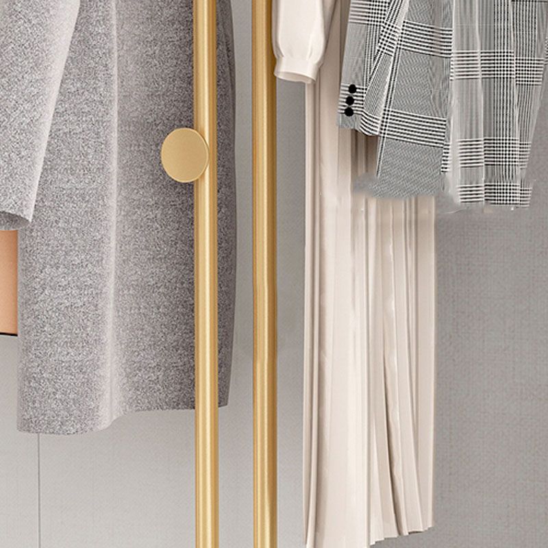 Hermosa rejilla de abrigo sólido en cola de metal con fondo de mármol