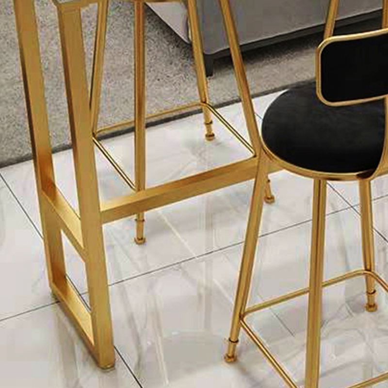 Tableau de bar de style glamour de 42 pouces de hauteur en marbre artificiel et bistrot de base en métal