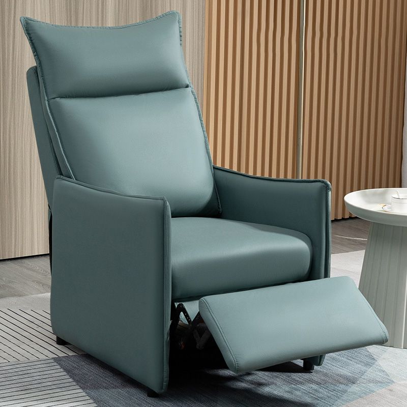 Posizionamento della poltrona a serio in pelle in pelle con finta reclinabile