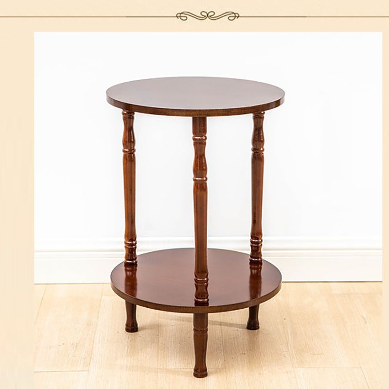 Tradizionale soggiorno a doppio livello con scaffale a 3 gambe tavolino