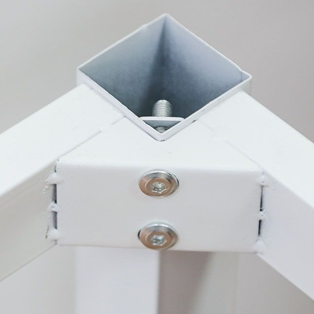 Tavolo da bar per finiture opache finte in finto legno.