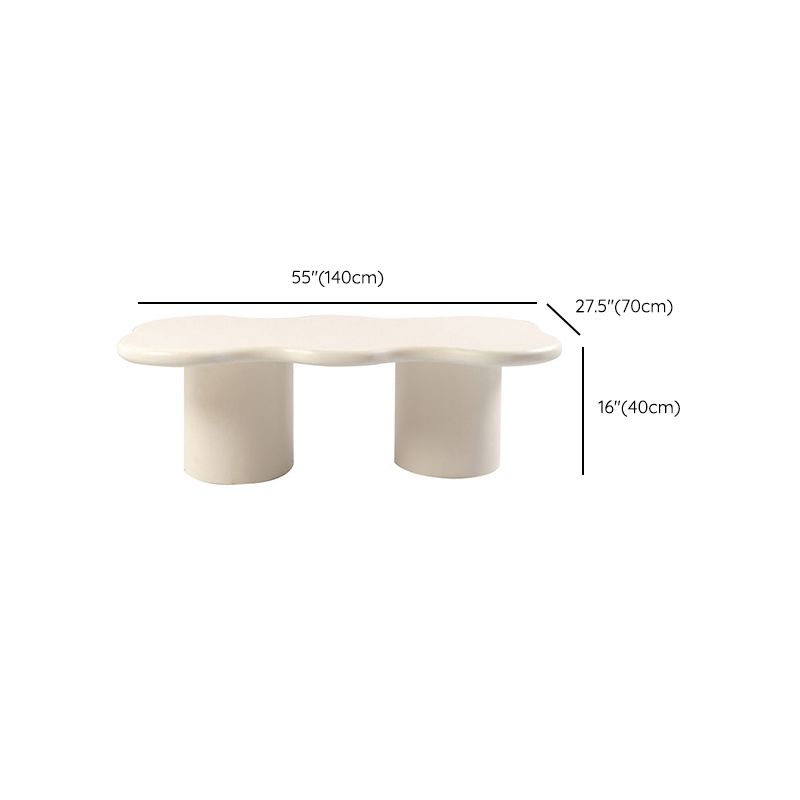 Mesa de centro escandinava de forma libre con base de madera en beige