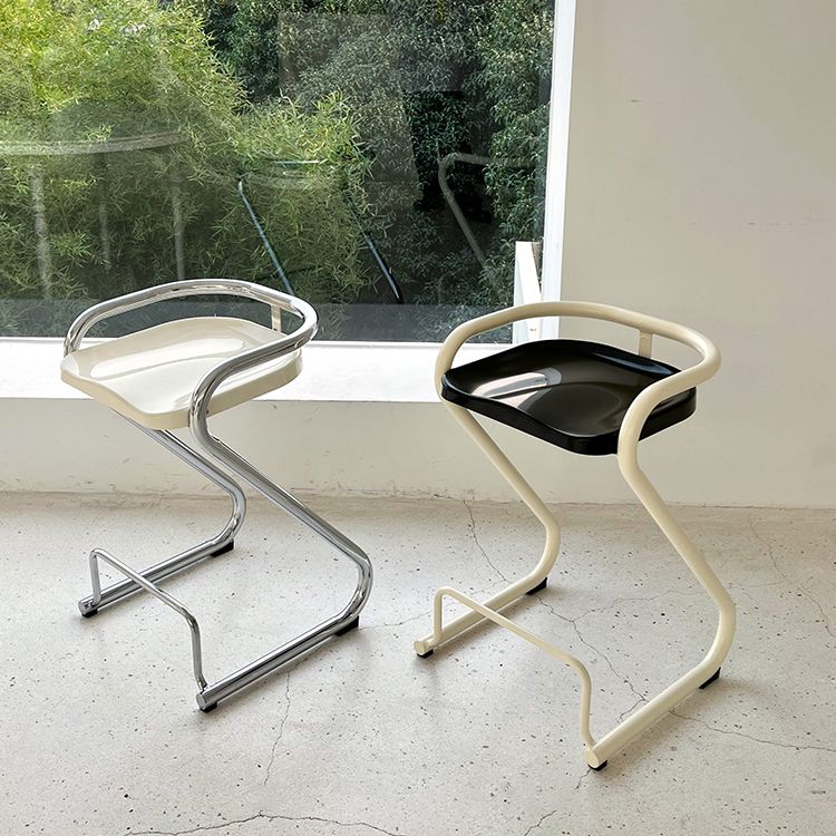 Sgabello da bar sul retro posteriore con sedile sagomate con base di metallo