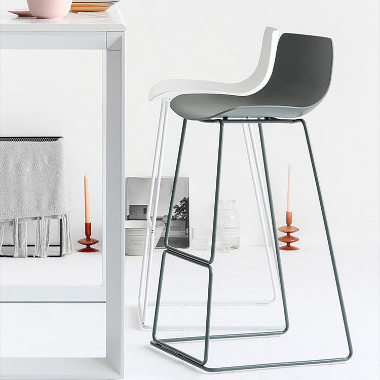 Sgabelli da bar in plastica bassa di plastica senza braccio contemporanea con base di metallo