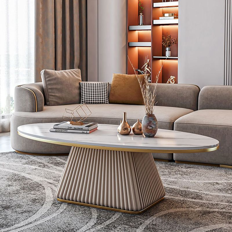 Glamouröser Couchtisch mit ovalem Sockel und Cocktailtisch