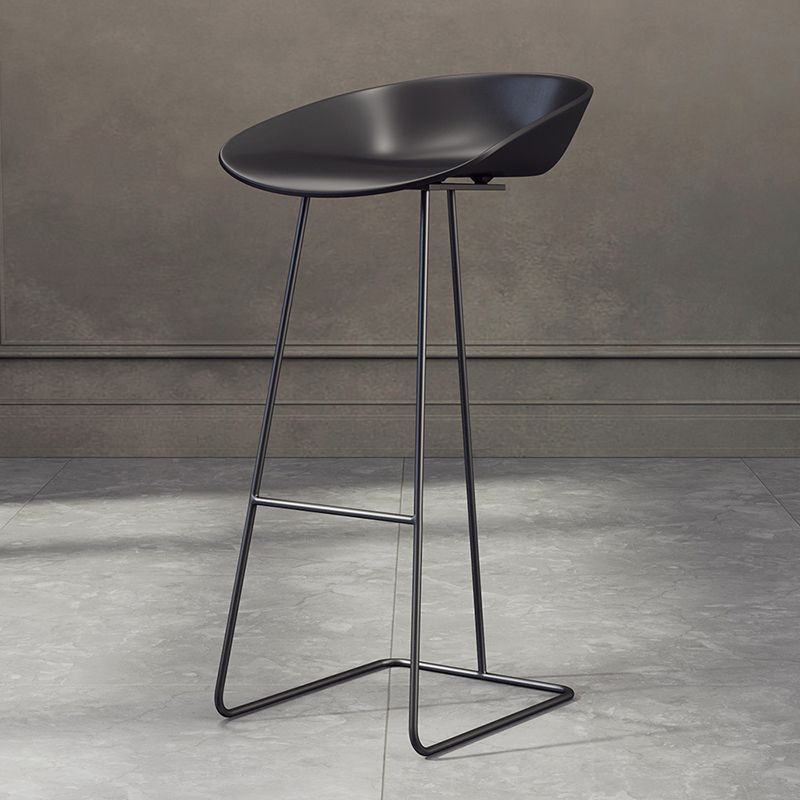 Taburete de bar de plástico estilo Glam, taburete de bar con forma de cubo y altura de mostrador