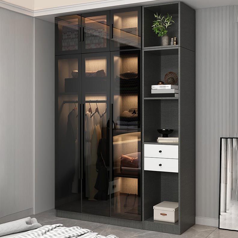 Eigentijdse garderobe -armoire met planken hout en glazen garderobe kast