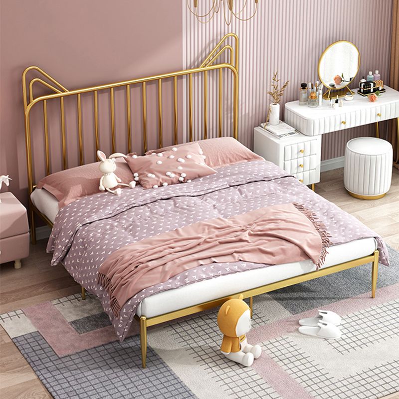 Letto standard contemporaneo con testimonianza in metallo a filo aperto