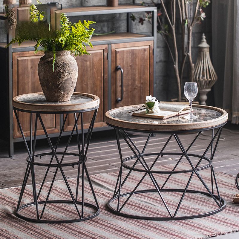 Tavolo laterale superiore del vassoio rotondo in legno rustico e snack di estremità laterale in metallo