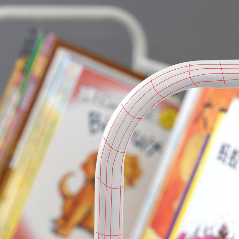 現代の標準的な本棚メタルオープンバックブックシェルフが棚にあります